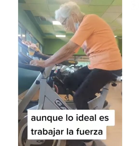 Aos 101 anos, Iñaxi Lasa não dispensa as atividades físicas, que pratica desde os 94 anos: 'No começo, eu treinava com dois personal trainers, mas agora que aprendi os exercícios, consigo fazê-los sozinha'