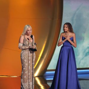 Durante o Grammy Awards de 2025, Blue Ivy impressionou ao usar um deslumbrante vestido azul cobalto sem alças, assinado por Naeem Khan