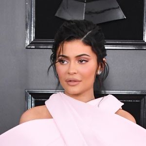 No Grammy Awards 2019, Kylie Jenner usou um macacão rosa bebê com luvas na grife Balmain