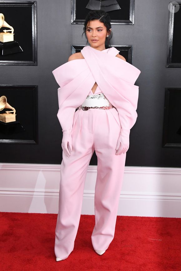 No Grammy Awards 2019, Kylie Jenner usou um macacão rosa bebê com luvas na grife Balmain