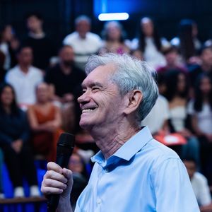 O apresentador de 76 anos caiu no choro depois de receber uma homenagem inesperada e muito carinhosa de Evandro Mesquita, vocalista da Blitz, que fez questão de declarar publicamente sua admiração pelo trabalho cdo apresentador, que tem mais de 30 anos de carreira.