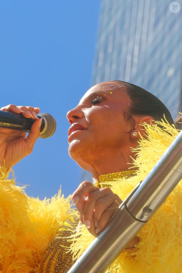 No Circuito Preta Gil, Ivete Sangalo fez tributo à amiga cantora e se emocionou diante do público; Gominho acompanhou tudo às lágrimas