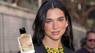O novo perfume favorito de Dua Lipa é completamente viciante: essa fragrância inédita da YSL combina baunilha e lavandas selvagens de forma sexy e elegante