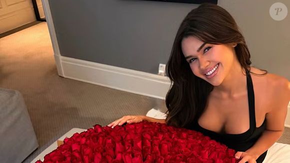 Franciny com buquê de flores que ganhou do marido