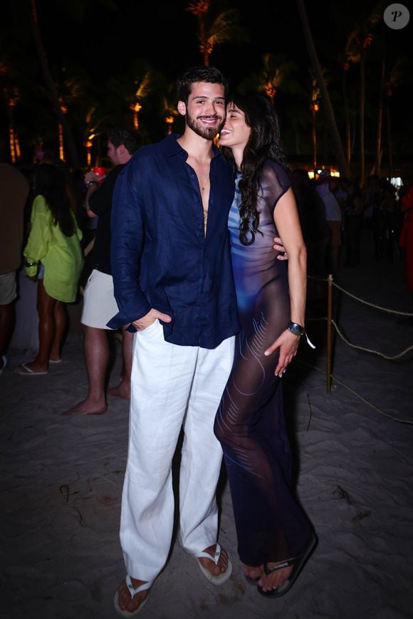 No último Réveillon, Bruna Marquezine virou o ano em Alagoas ao lado de João Guilherme. O então casal curtiu um show de Anitta na praia, trocou beijos e chamou atenção pelo clima de romance e descontração na virada