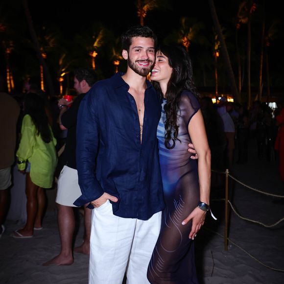 No último Réveillon, Bruna Marquezine virou o ano em Alagoas ao lado de João Guilherme. O então casal curtiu um show de Anitta na praia, trocou beijos e chamou atenção pelo clima de romance e descontração na virada