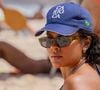 Maria de Fátima vê Raquel vendendo sanduíches na praia e finge que não a conhece na novela Vale Tudo