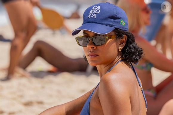 Maria de Fátima vê Raquel vendendo sanduíches na praia e finge que não a conhece na novela Vale Tudo