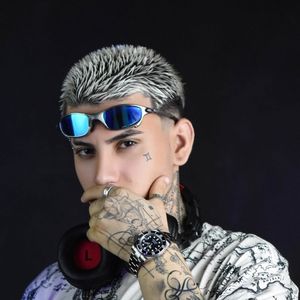 Arthur Urach, filho mais velho de Andressa Urach, trabalhou como cameraman dos conteúdos adultos da mãe. Engana-se quem pensa que foi um favor para a mãe