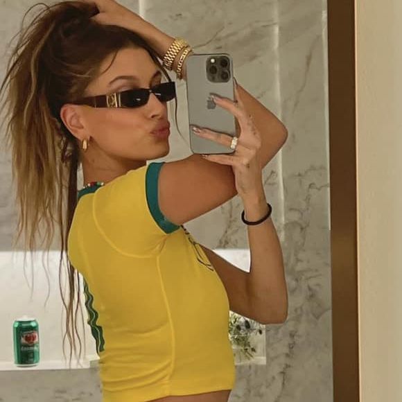 Muita gente não sabe, mas Hailey Bieber tem uma ligação especial com o Brasil por ter mãe e avós brasileiros