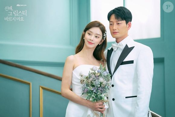 O que ninguém sabe é que Yoon Song-ah vive um relacionamento escondido com Lee Jae-shin, que por sua vez está prestes a se casar com outra mulher