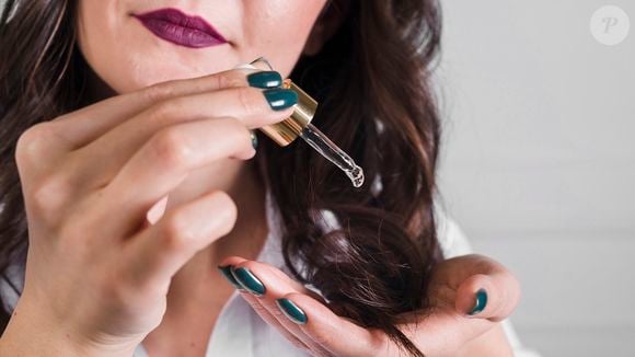 María Roberts, do Studio25, recomenda a hidratação pré-lavagem de maneira intensiva, deixando o produto agir durante 40 minutos para, depois, lavar as raízes com shampoo