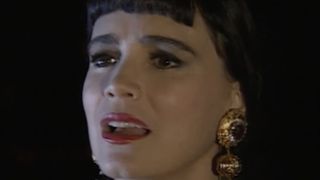 O objeto mais inesperado que salva Maria do Carmo da prisão eterna no final de 'Rainha da Sucata'