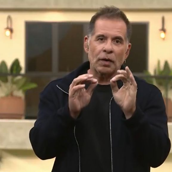 Leandro Hassum se irrita ao vivo com participantes do ‘Casa do Patrão’ e cobra: 'Tenham comprometimento'