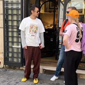 Harry Styles usou tênis em passeio descontraído em Roma, na Itália