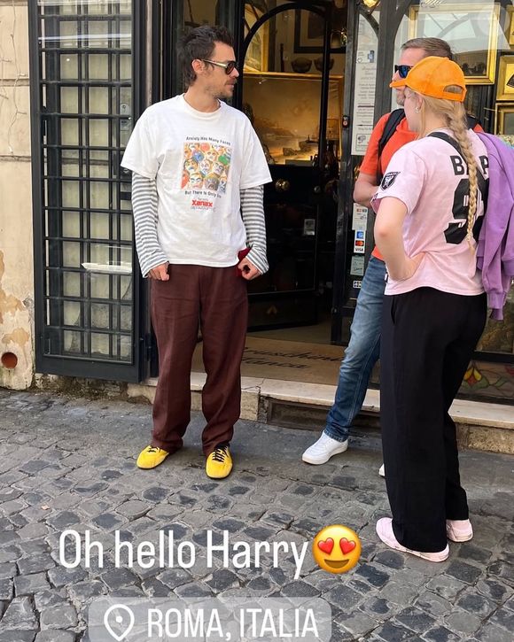 Harry Styles usou tênis em passeio descontraído em Roma, na Itália