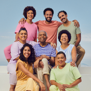 O cantor Gilberto Gil ao lado de seus filhos, Maria, Preta Gil, Bela Gil, Bem, José, Nara e Marília Gil, durante uma campanha da marca Hering.