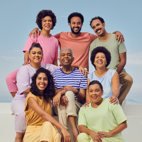 O cantor Gilberto Gil ao lado de seus filhos, Maria, Preta Gil, Bela Gil, Bem, José, Nara e Marília Gil, durante uma campanha da marca Hering.
