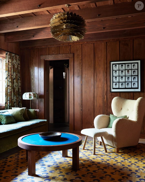 Segundo a revista, um dos espaços mais marcantes da casa é a sala de música, que ganhou uma bola de discoteca do início do século XX vinda de um spa turco