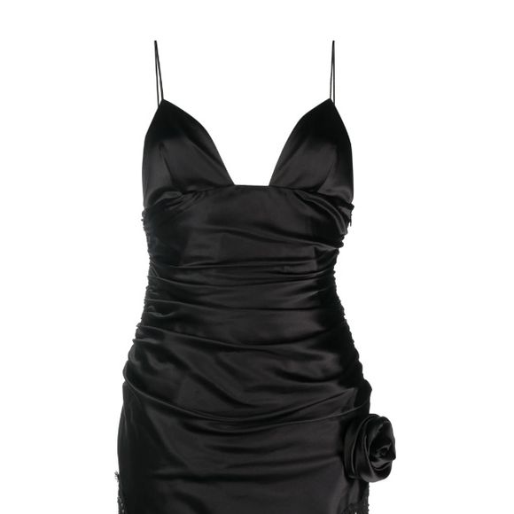 Vestido de Isis Valverde para o show de Thiaguinho custa pouco mais de R$ 13 mil