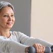 Personal trainers são unânimes: 'Para ganhar massa muscular nos braços aos 60 anos, não se trata de fazer 100 exercícios em um único dia; é preciso ser constante'