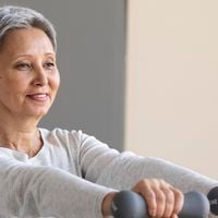 Personal trainers são unânimes: 'Para ganhar massa muscular nos braços aos 60 anos, não se trata de fazer 100 exercícios em um único dia; é preciso ser constante'