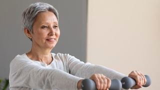 Personal trainers são unânimes: 'Para ganhar massa muscular nos braços aos 60 anos, não se trata de fazer 100 exercícios em um único dia; é preciso ser constante'