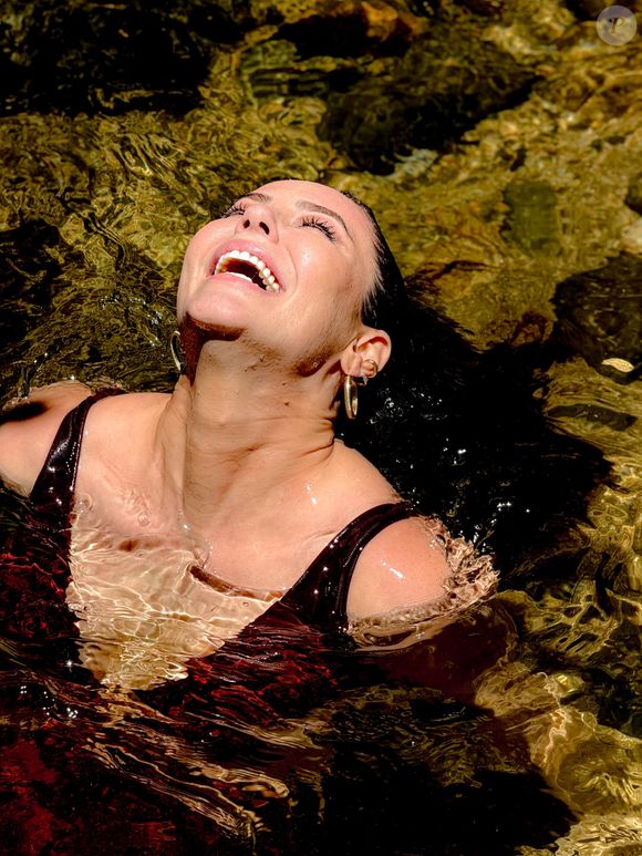 Paolla Oliveira também foi vangloriada por sua beleza única e natural