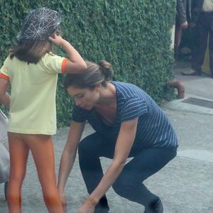 Nó no cadarço pode indicar se pessoa é metódica ou mais emotiva - foto de arquivo revela Grazi Massafera amarrando cadarço da filha Sofia, ainda criança