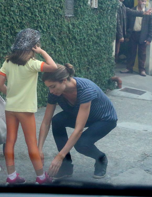 Nó no cadarço pode indicar se pessoa é metódica ou mais emotiva - foto de arquivo revela Grazi Massafera amarrando cadarço da filha Sofia, ainda criança