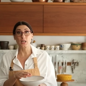 No liquidificador, bata as cenouras com o óleo, ovos, baunilha, açúcar e as raspinhas de laranja/tangerina. Quando virar uma massa homogênea, reserve e leve para assar a 170º C