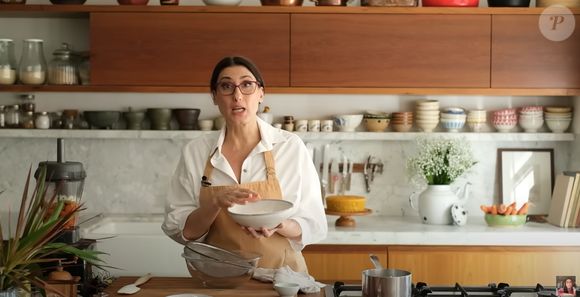No liquidificador, bata as cenouras com o óleo, ovos, baunilha, açúcar e as raspinhas de laranja/tangerina. Quando virar uma massa homogênea, reserve e leve para assar a 170º C