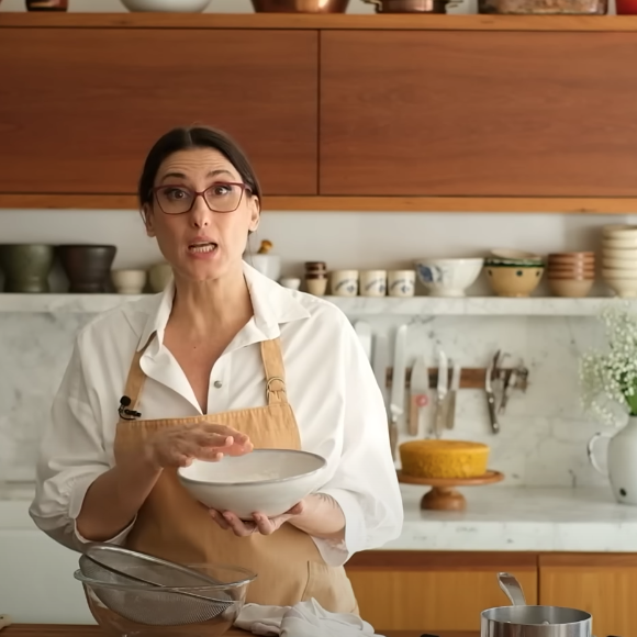No liquidificador, bata as cenouras com o óleo, ovos, baunilha, açúcar e as raspinhas de laranja/tangerina. Quando virar uma massa homogênea, reserve e leve para assar a 170º C