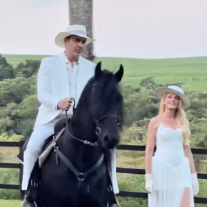 Segundo vestido de Ana Hickmann foi no modelo tomara que caia com corselet e saia semi transparente