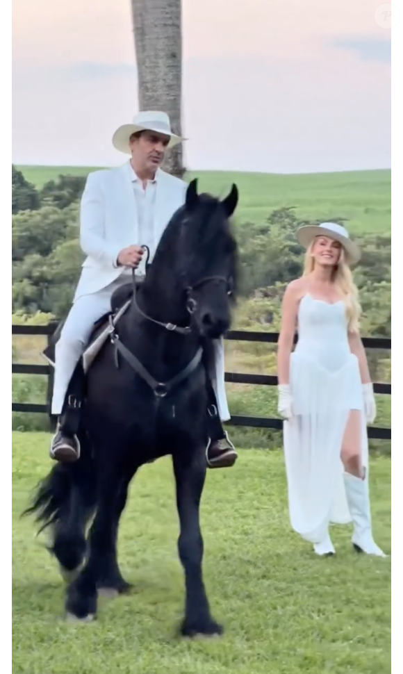 Segundo vestido de Ana Hickmann foi no modelo tomara que caia com corselet e saia semi transparente