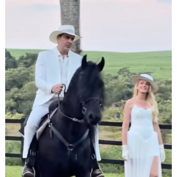 Segundo vestido de Ana Hickmann foi no modelo tomara que caia com corselet e saia semi transparente