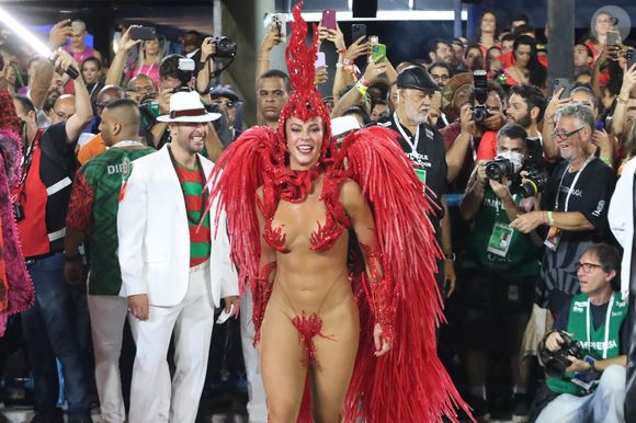 Paolla Oliveira no carnaval: atriz ganhou companhia do namorado, Diogo Nogueira, no desfile de 2022