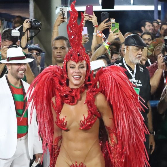 Paolla Oliveira no carnaval: atriz ganhou companhia do namorado, Diogo Nogueira, no desfile de 2022