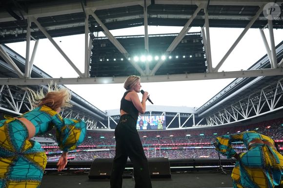 O hit, lançado no álbum "Come Into My Life", foi um fenômeno nas paradas europeias