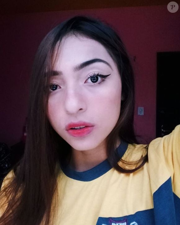 Antes de se apresentar como Ruivinha de Marte, a Anny tinha cabelos castanhos bem diferentes