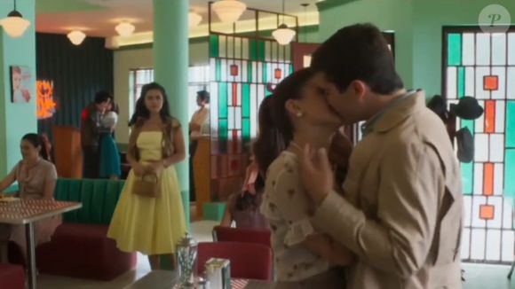 Beijo relâmpago de Guto e Vinícius em 'Garota do Momento', da Globo, foi ao ar entre outros casais se beijando