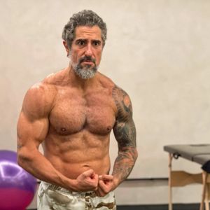 Marcos Mion está completando 47 anos com o seu melhor shape da vida