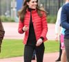 Visual esportivo, mas com toque real: a jaqueta vermelha e os jeans justos mostram como o estilo pode ser funcional sem perder a elegância.