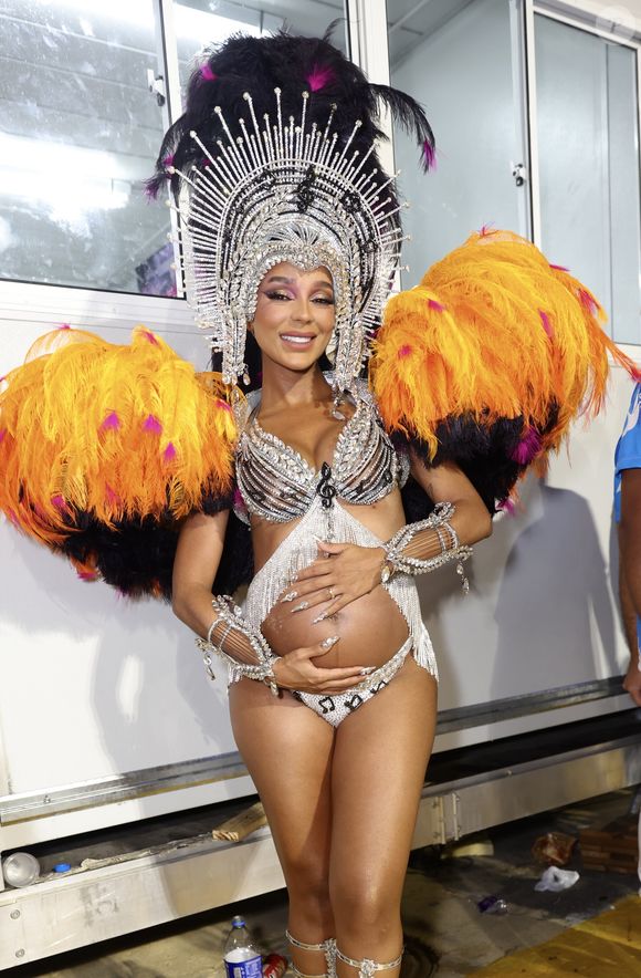 Brunna Gonçalves desfilou grávida pela Beija-Flor na última semana