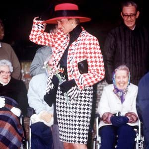 O estilo de Princesa Diana continua sendo uma referência para quem gosta de moda clássica. Nos anos 1990, a princesa apareceu com scarpins bicolores de biqueira vermelha, uma escolha que combinava com seu conjunto pied-de-poule da Moschino e que ajuda a explicar o interesse duradouro por sapatos que unem cores contrastantes e sofisticação