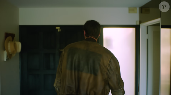 Sala de estar também tem alguns cabideiros de parede, onde Jacob Elordi coloca seus chapéus e itens pessoais