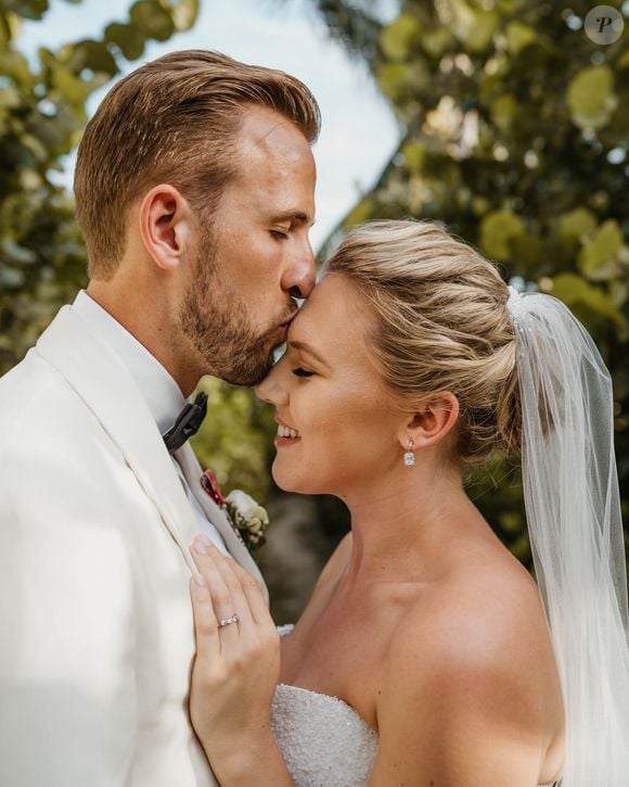Harry Kane e Katie Goodland se conheceram na escola, começaram a namorar aos 16 anos e hoje formam uma das famílias mais discretas do futebol mundial