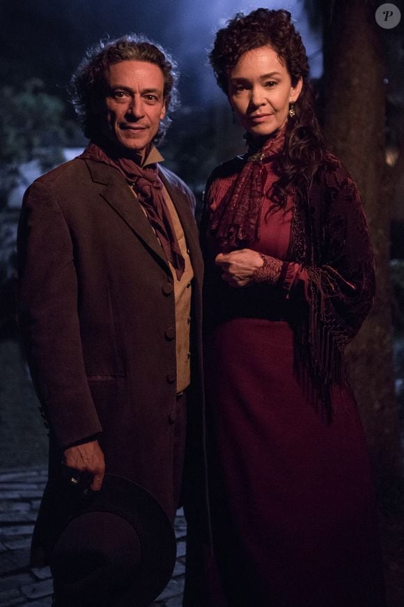 Dorotéia (Julia Lemmertz) e Bento (Luiz Carlos Vasconcellos) se encontram às escondidas.