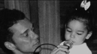 Morte de Netinho: cantor baiano deixa uma única filha como herdeira; hoje médica, jovem teve relação atravessada pela fama meteórica do pai. 'Vi minha filha nascer e voltei para fazer o show. Só fui vê-la de novo 8 dias depois'