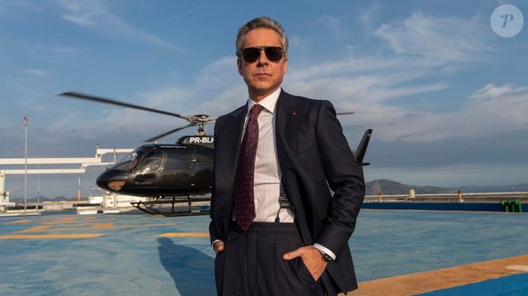 Marco Aurélio (Alexandre Nero) tenta enganar a Polícia Federal na novela 'Vale Tudo'